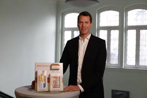 Landrat Dr. Steffen Burchhardt präsentiert einen Aufsteller der Organspende-Kampagne