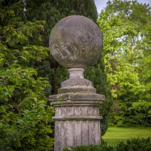 Altenplatow, Volkspark mit Kugelsonnenuhr