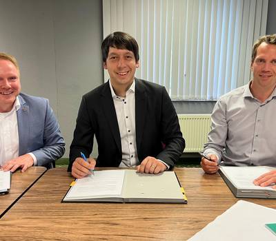 Landräte Steve Kanitz, Patrick Puhlmann und Dr. Steffen Burchhardt unterzeichnen die Vereinbarung © Landkreis Stendal