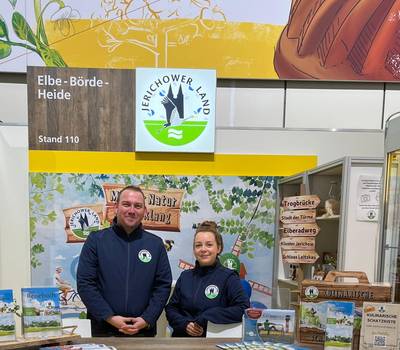 Mitarbeiter der Kreisverwaltung am Stand des Landkreises