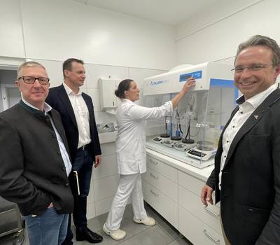 : Dr. Stephan Gramzow (re.) zeigt Kreisjägermeister Hartmut Meyer (li.) und Beigeordnetem Stefan Dreßler (Mitte) das moderne Wiesenhof-Labor in Möckern