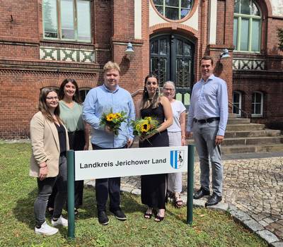 (v. l.) Johanna Liebe und Julia Drümmer (Mitarbeiterinnen Personal), Jonas Riedel, Cora Feuerherdt, Personalratsvorsitzende Silvia Wille und Landrat Dr. Steffen Burchhardt