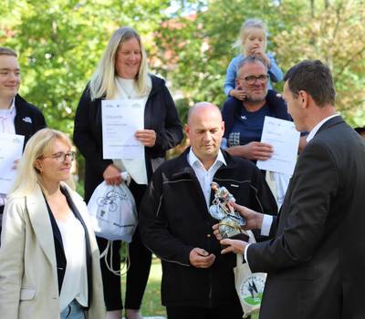 LR Dr. Burchhard übergibt der Volksbank Jerichower Land eG den Wanderpokal