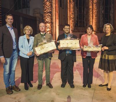 (v. l.) Landrat Dr. Steffen Burchardt, Landeswahlleiterin Christa Dieckmann, Hartmut Meyer, Christian Schulz, Gabriele Herrmann und Innenministerin Dr. Tamara Zieschang während der Ehrungsveranstaltung © MI LSA/Matthias Piekacz